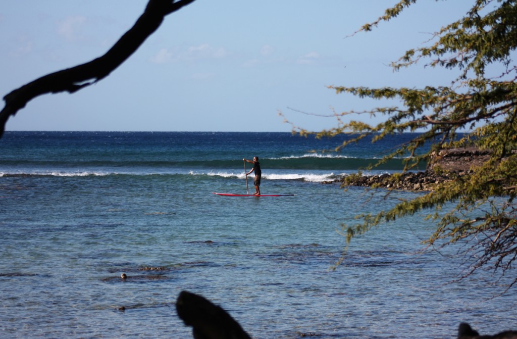 SUP in der blauen Lagune Mit dem SUP auf Ausschau nach Wellen